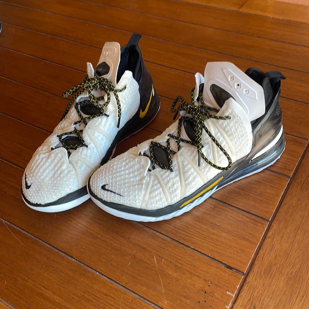 NIKE LeBron 18
